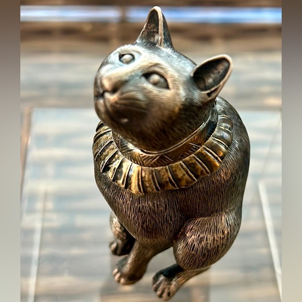 Regal Cat figure. This cat looks like Royalty. Silver/pewter with brassy collar.
